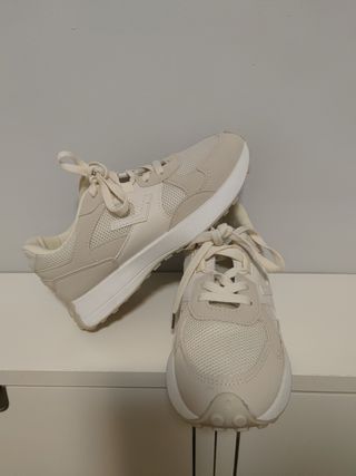 Zapatillas mujer color beige de segunda mano por 15 EUR en Luanco en  WALLAPOP