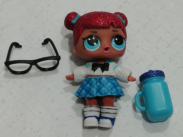 Muñeca LOL Suprise TEACHER's PET de la serie 1