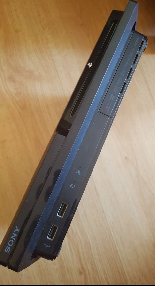 Playstation 3 Slim (SONY) + 5 juegos de Regalo.