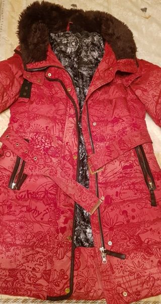 Abrigo Desigual Rojo de segunda mano por 69 EUR en Ávila en WALLAPOP