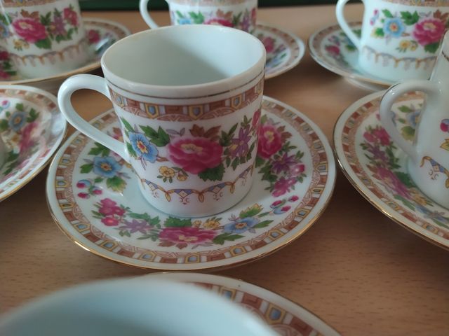 Juego de 9 tazas y platos de café.