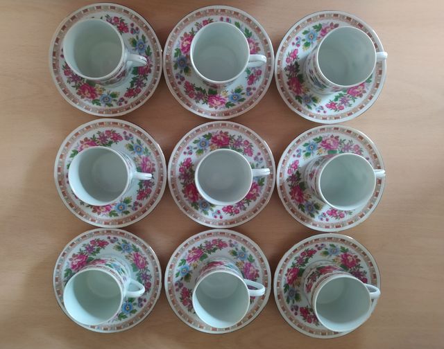 Juego de 9 tazas y platos de café.