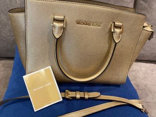 Bolso dorado Michael Kors de segunda mano por 110 EUR en Alicante en  WALLAPOP