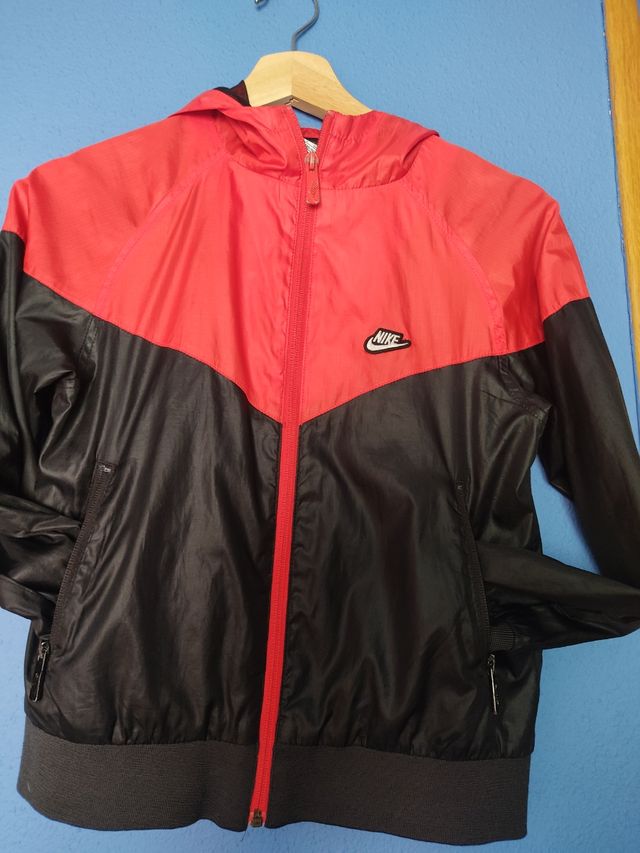 Chaqueta Nike cortaviento. Talla 8 años