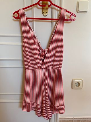 Mono corto rayas rojas y blancas Zara talla S de segunda mano por 3 EUR en  La Cañada en WALLAPOP