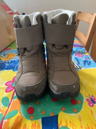 Botas De Niños Quechua, talla 34 de segunda mano por 10 EUR en San Lorenzo  de El Escorial en WALLAPOP
