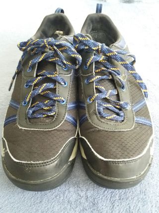 Zapatos QUECHUA WATERPROOF, de hombre numero 42 de segunda mano por 4 EUR  en Estrada de Reza en WALLAPOP