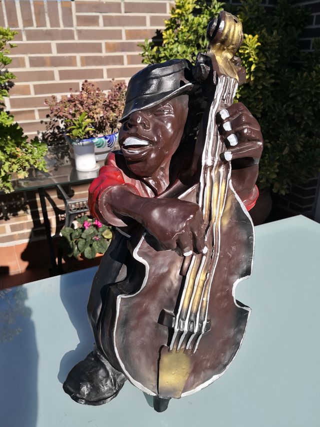 Escultura decoración contrabajo escayola