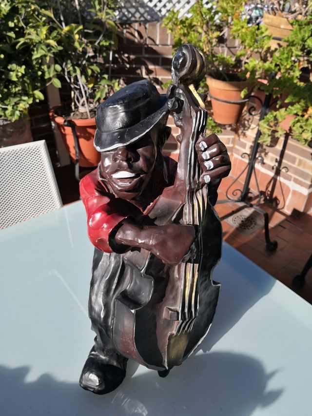 Escultura decoración contrabajo escayola