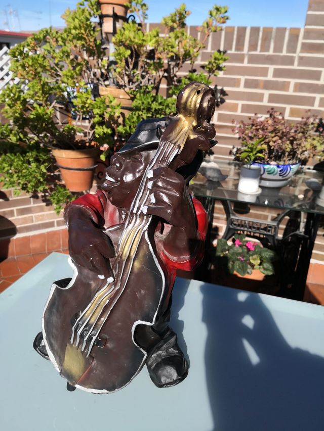 Escultura decoración contrabajo escayola