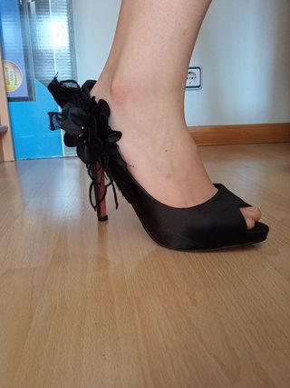 Tacones de fiesta negros de segunda mano por 15 EUR en Getafe en WALLAPOP