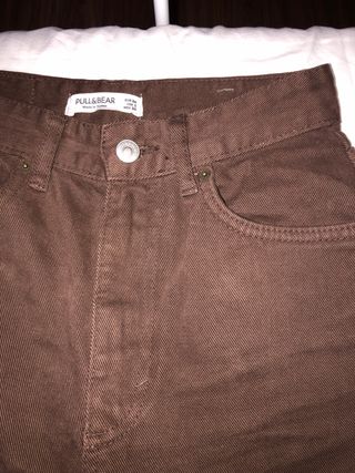 Pantalones vaqueros marrones. Pull and Bear. de segunda mano por 13 EUR en  Parla en WALLAPOP
