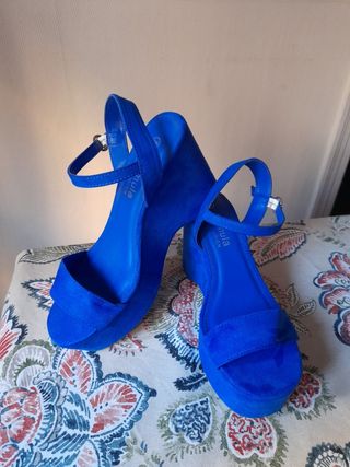 Sandalia de cuña fórmula joven talla 38 a estrenar de segunda mano por 22  EUR en Alicante en WALLAPOP