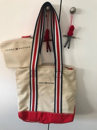 Bolso Tommy Hilfiger en perfecto estado de segunda mano por 17 EUR en  Alcorcón en WALLAPOP