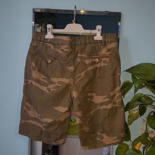 Pantalón corto de camuflaje de Álvaro Moreno de segunda mano por 13 EUR en  Dos Hermanas en WALLAPOP