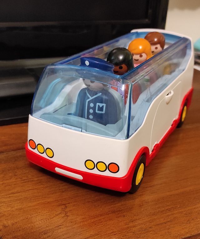 4 figuras de playmobil y autobús