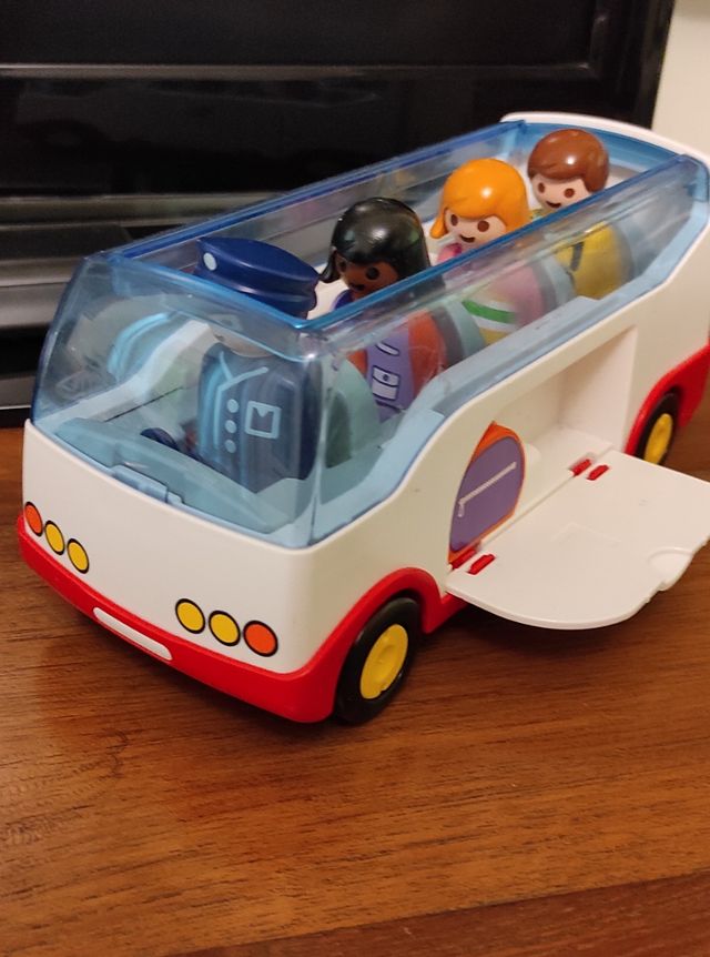 4 figuras de playmobil y autobús