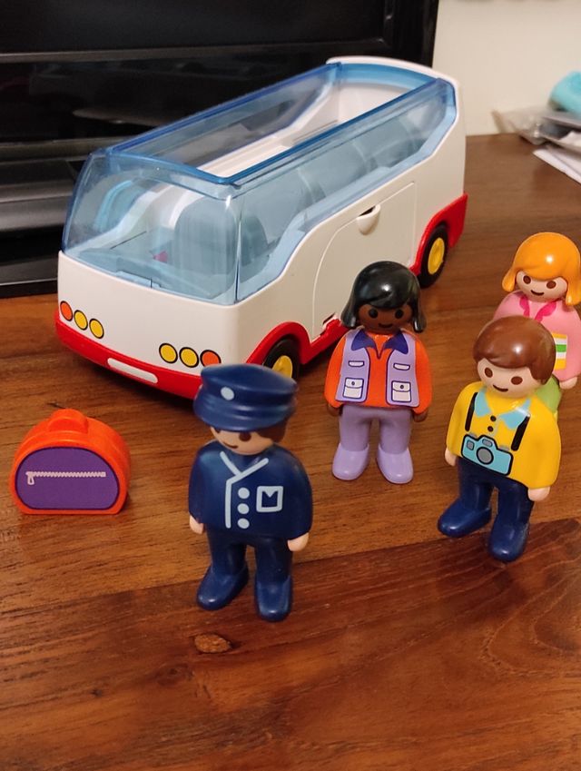 4 figuras de playmobil y autobús