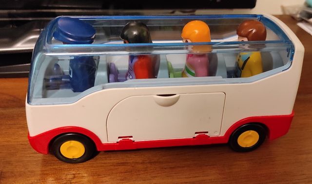 4 figuras de playmobil y autobús