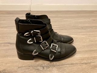 Botines estilo rockero de segunda mano por 14 EUR en Pinto en WALLAPOP