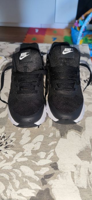 Playeras Nike Revolution negras y blancas . de segunda mano por 35 EUR en  Torrejón de Ardoz en WALLAPOP