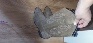 Botas cowboy marrones terciopelo.lola rey de segunda mano por 35 EUR en  Torrejón de Ardoz en WALLAPOP