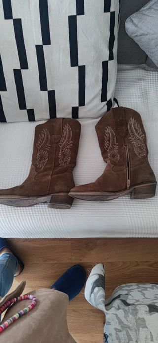 Botas cowboy marrones terciopelo.lola rey de segunda mano por 35 EUR en  Torrejón de Ardoz en WALLAPOP