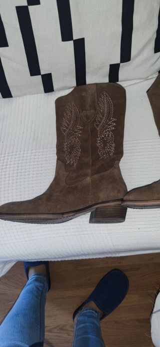 Botas cowboy marrones terciopelo.lola rey de segunda mano por 35 EUR en  Torrejón de Ardoz en WALLAPOP