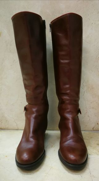 Botas altas marrón oscuro. de segunda mano por 35 EUR en Cádiz en WALLAPOP