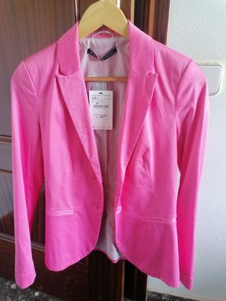 Americana rosa fucsia Stradivarius nueva de segunda mano por 15 EUR en  Barcelona en WALLAPOP