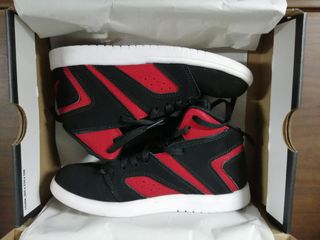 Zapatillas Nike Jordan niño talla 33,5 de segunda mano por 25 EUR en  Sabadell en WALLAPOP