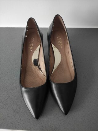 Zapato negro salón Talla 35 de segunda mano por 28 EUR en Vigo en WALLAPOP