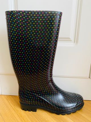 Botas de agua de lunares de segunda mano por 8 EUR en Villaviciosa de Odón  en WALLAPOP