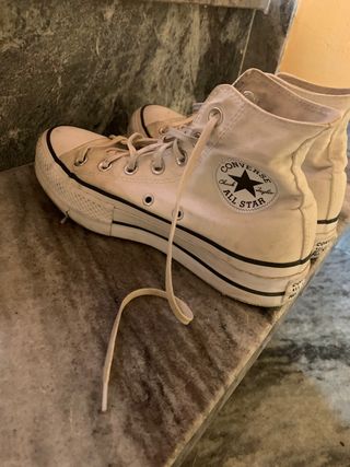 converse grises desgastadas