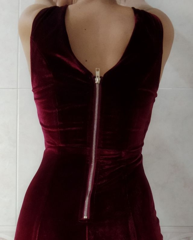 Vestido de ante de fiesta con abalorios.