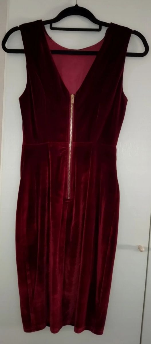 Vestido de ante de fiesta con abalorios.