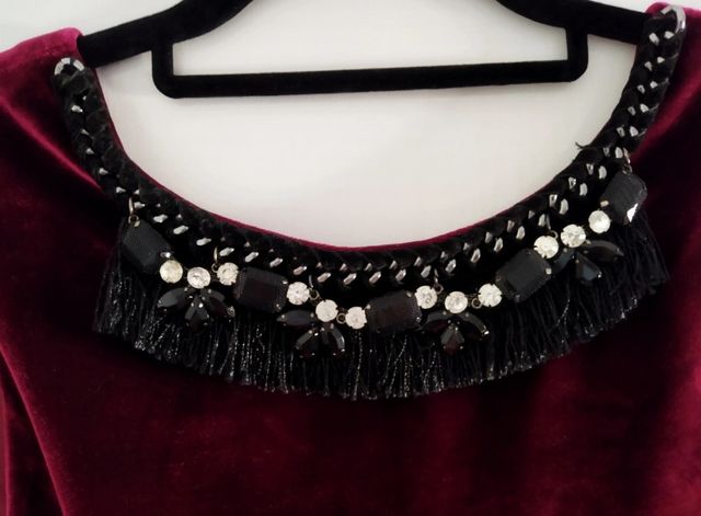 Vestido de ante de fiesta con abalorios.