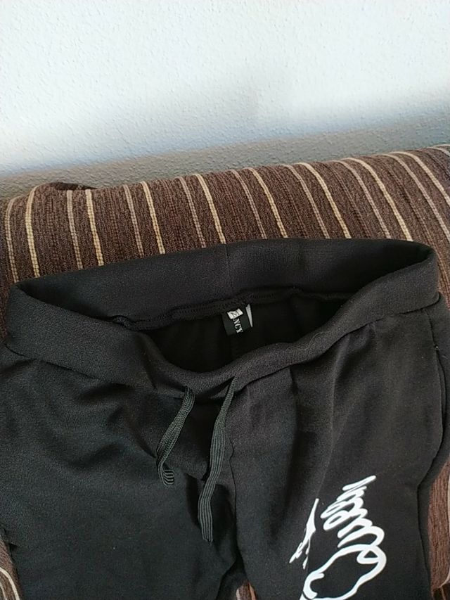 pantalón de deporte acampanado