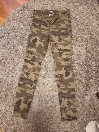 Pantalón camuflaje Stradivarius de segunda mano por 6 EUR en Bilbao en  WALLAPOP