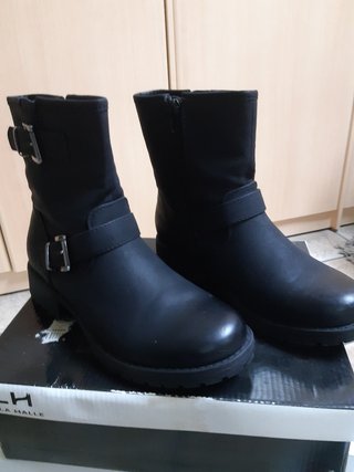 Botín plano con hebillas de mujer número 36 de segunda mano por 18 EUR en  Arganda del Rey en WALLAPOP