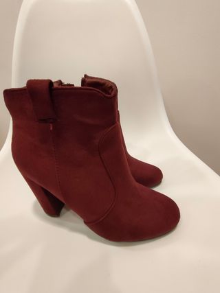 Botines ante burdeos de segunda mano por 5 EUR en A Coruña en WALLAPOP
