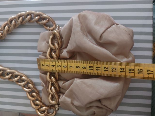 Limosnera / bolso de fiesta en dorado con cadena.