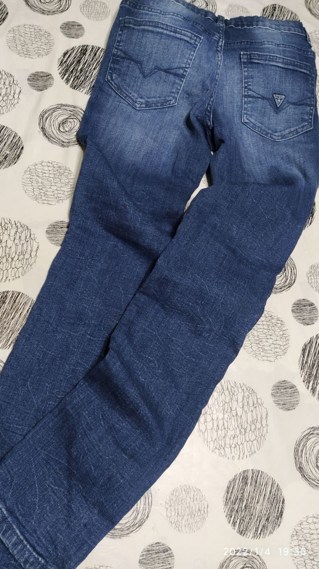 Pantalón niño Guess .