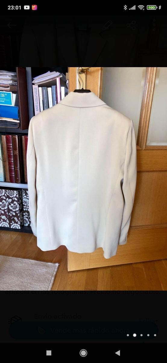 Chaqueta americana tipo blazier de color crudo.