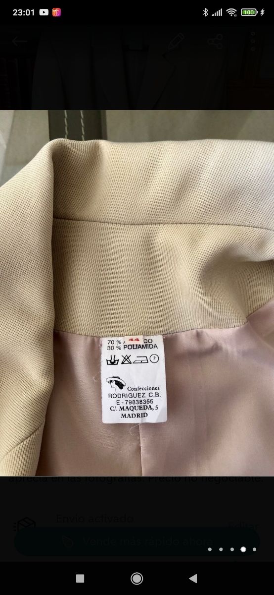 Chaqueta americana tipo blazier de color crudo.