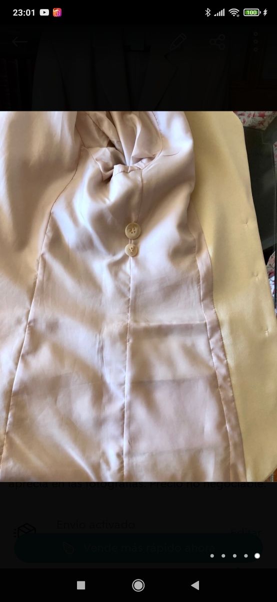 Chaqueta americana tipo blazier de color crudo.