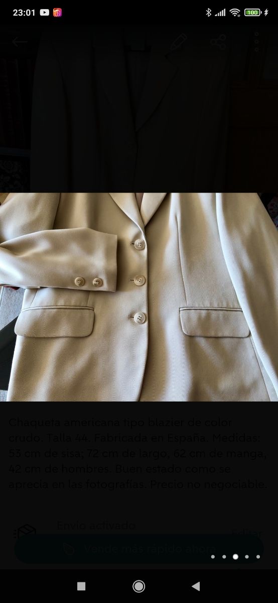 Chaqueta americana tipo blazier de color crudo.