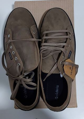 Zapatos antelina Victoria doble suela negra de segunda mano por 26 EUR en  Madrid en WALLAPOP