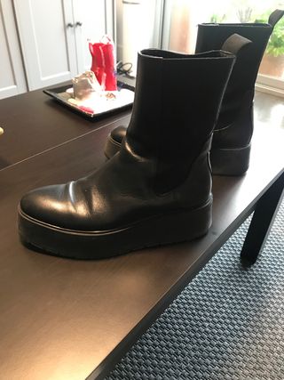 Botas negras Zara de segunda mano por 16 EUR en A Coruña en WALLAPOP