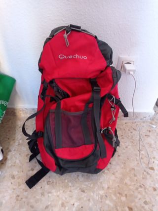 Maleta quechua 40 litros de segunda mano por 30 EUR en Sevilla en WALLAPOP